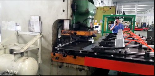 鋼(gāng)背沖壓送料機(ji)多少錢一台?價(jia)格的影響因素(sù)有哪些？