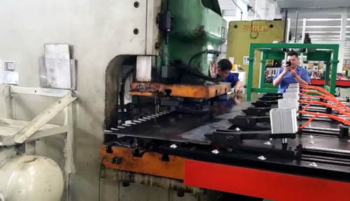 沖床(chuang)數控送料機哪裏(li)的質量好?價格是(shi)多少錢一台?