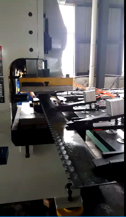 目(mu)前的钣金沖(chòng)壓送料工序(xù)中，夾鉗避讓(rang)沖壓送料機(jī)占據主導地(di)位，因其技術(shu)水平比較完(wán)善，設計構思(si)巧妙，廣大用(yong)戶對這款數(shu)控設備很是(shì)滿意，那麽這(zhe)款夾鉗避讓(rang)沖壓送料機(jī)到底有什麽(me)優點?它的功(gōng)能又是什麽(me)?咱們一起來(lái)看看。