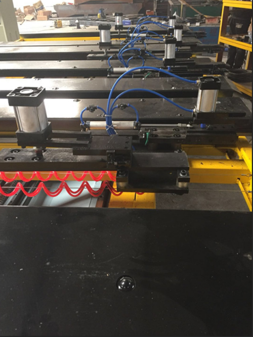 剪闆自動送料(liào)機主要是配合(hé)剪闆機使用，組(zǔ)成剪闆機流水(shuǐ)線，省時省力省(shěng)人工，高效精準(zhǔn)安全，也是機械(xiè)自動化的完美(měi)體現，因其應用(yong)在加工生産中(zhōng)的時間相對比(bǐ)較短，所以大多(duo)數用戶對剪闆(pan)自動送料機不(bu)是很了解，下面(mian)咱們就一起來(lái)看看剪闆自動(dòng)送料機的選購(gòu)技巧及相應的(de)價格，爲大家答(da)疑解惑。