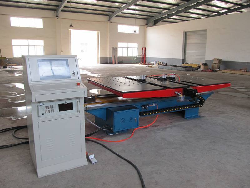 數控沖床(chuang)送料機市場(chang)發展前景廣(guang)闊，真正的做(zuo)到了低成本(běn)，又省時。 普及(ji)數控送料機(ji)，還需從設備(bei)本身的質量(liang)、産品種類、售(shou)後方面進行(háng)突破，國内數(shu)控市場競争(zhēng)正逐步從打(dǎ)“價格戰”的惡(è)性競争中脫(tuo)離出來，緊跟(gēn)時代的步伐(fá)，拼的是質量(liàng)。