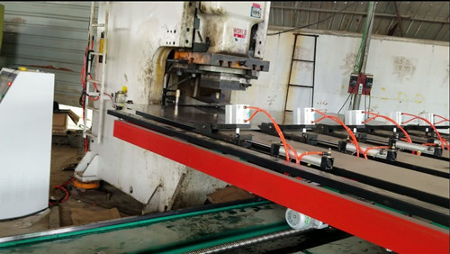 鋼背刹車(chē)盤沖壓送(sòng)料機目前(qián)爲止是钣(ban)金沖壓行(hang)業的主導(dǎo)送料設備(bei)，強大的功(gōng)能和低廉(lián)的價格在(zai)提高生産(chan)效率降低(dī)勞動強度(du)方面始終(zhong)占據主導(dao)地位，下面(miàn)咱們一起(qi)來看看鋼(gāng)背刹車盤(pan)沖壓送料(liao)機的優良(liáng)性能有哪(na)些。