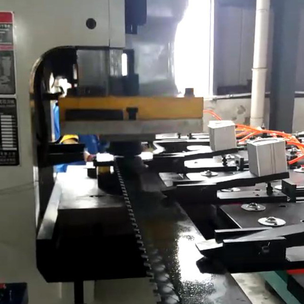 夾鉗避(bì)讓數控(kong)送料機(jī)