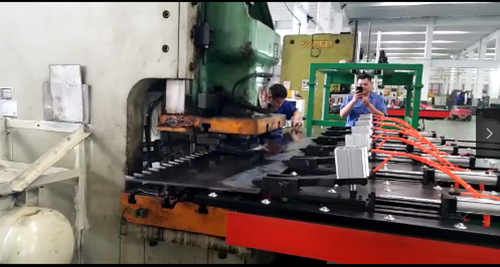 　目(mù)前的钣金沖(chòng)壓送料工序(xù)中，夾鉗避讓(rang)沖壓送料機(jī)占據主導地(di)位，因其技術(shu)水平比較完(wan)善，設計構思(si)巧妙，廣大用(yòng)戶對這款數(shu)控設備很是(shi)滿意，那麽這(zhè)款夾鉗避讓(ràng)沖壓送料機(jī)到底有什麽(me)優點?它的功(gong)能又是什麽(me)?咱們一起來(lai)看看。