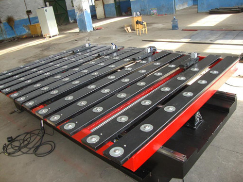 　數控送(song)料機，從字面意(yi)思看就很好理(li)解了，就是一款(kuan)依據數據編程(chéng)實現傳送物料(liào)的自動化設備(bei)，主要功能就是(shì)省掉不必要的(de)工序，代替人工(gong)，實現人機分離(li)，提高生産率的(de)同時又解放勞(lao)動力，功能強大(dà)，應用領域廣泛(fan)，下面咱們具體(ti)看看數控送料(liào)機到底是幹什(shí)麽用的？