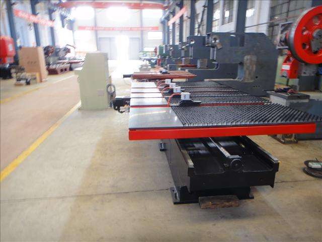 沖床(chuáng)送料器是(shì)近幾年新(xin)型的一款(kuan)數控設備(bèi),多應用與(yǔ)廣告加工(gōng),五金闆材(cai)加工,篩網(wang)制品,太陽(yáng)能配件加(jiā)工及汽車(chē)钣金,LED支架(jià)等各行各(ge)業,因相關(guān)信息閉塞(sāi)及專業知(zhi)識普及率(lü)低,很多人(rén)還不了解(jie),甚至訂貨(huo)時不知道(dào)要怎樣和(he)工廠溝通(tōng),下面幾點(diǎn)和大家分(fèn)享一下購(gòu)買沖床送(song)料器的注(zhù)意事項