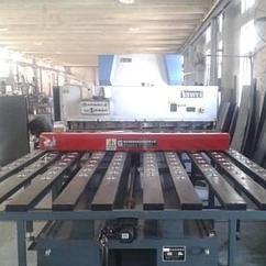 數控前(qian)送料剪闆(pan)機是幹什(shi)麽用的