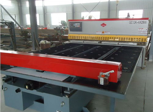 剪(jian)闆機前送料機(jī)是怎樣爲工廠(chǎng)省錢的