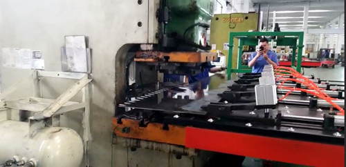 在(zài)當今的钣金沖壓(ya)送料工序中，自動(dòng)沖壓送料機始終(zhong)占據主導地位，節(jiē)省成本的同時大(da)大提高了行業的(de)勞動效率，關于這(zhe)款自動沖壓送料(liào)機的夾鉗避讓功(gōng)能，咱們着重的介(jiè)紹一下，廣大的用(yòng)戶也多了解，多對(dui)比!