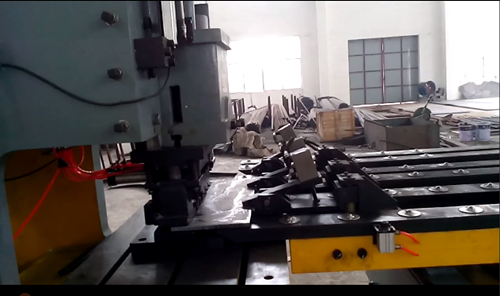 沖床自(zi)動送料機是(shì)我國工業化(huà)進程加速的(de)必然産物，在(zai)钣金的傳送(song)沖壓生産過(guò)程中自動化(huà)設備的應用(yong)越來越廣泛(fan)，傳統生産方(fang)式基本全部(bù)依靠人工解(jiě)決，這樣做不(bu)僅增加生産(chan)成本，同時還(hái)占用大量的(de)人力資源，工(gong)業進程的推(tuī)進也相對緩(huǎn)慢，随着科學(xué)技術的進步(bù)發展，沖床自(zi)動送料機的(de)應用推廣，基(jī)本實現人機(jī)分離，在提高(gao)勞動生産效(xiao)率的同時又(yòu)降低了生産(chǎn)成本，智能化(huà)時代來臨。