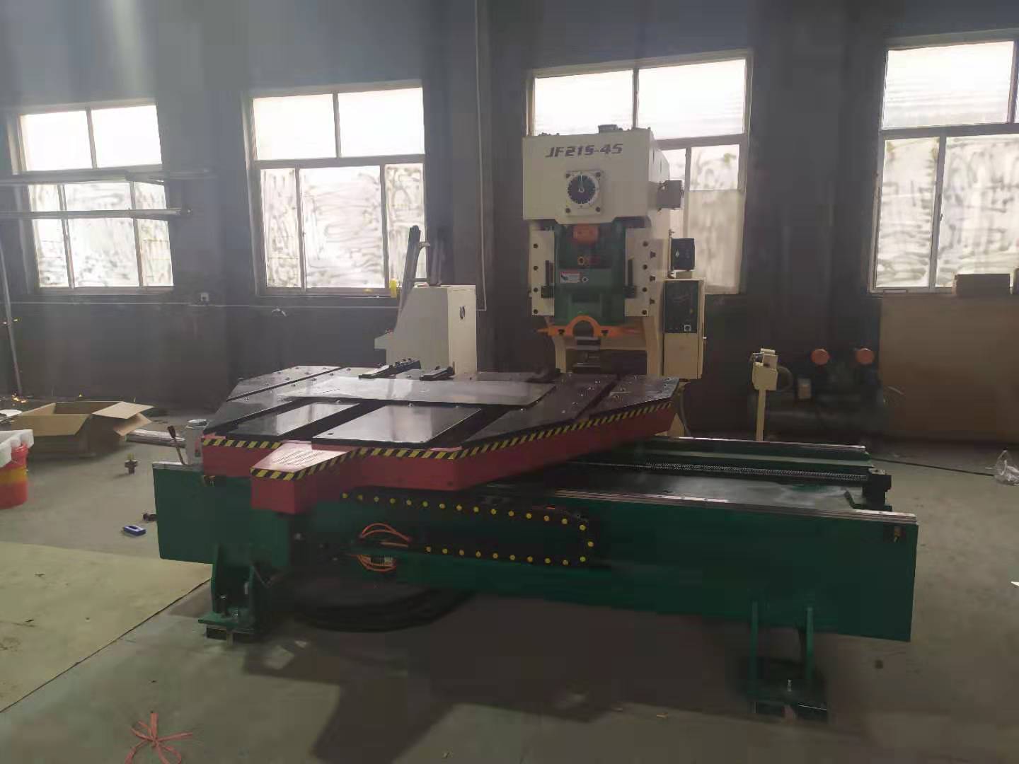 現在國内沖壓(yā)行業已經發生了(le)翻天覆地的變化(hua)，21世紀已經進入自(zì)動化時代，要是企(qi)業還是按照傳統(tong)沖壓工藝生産，将(jiang)無法生存，現在競(jing)争非常激烈，客戶(hu)對産品精度要求(qiu)越來越高，效率要(yao)求越來越快，還按(an)照80年代，90年代那種(zhong)靠人力生産，面臨(lin)被淘汰的危險;那(nà)麽我們如何根據(ju)自己的沖床選擇(zé)合适數控送料機(jī)呢?送料機的主要(yao)結構是什麽?是怎(zěn)麽工作的呢?那麽(me)小編結合11年自動(dong)化工作經驗爲您(nin)介紹一下~