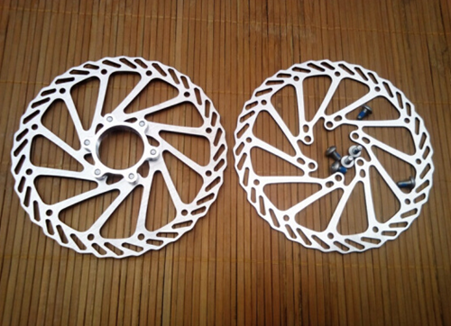 沖(chòng)壓送料機涉及(ji)山地車刹車盤(pán)生産行業後，爲(wei)該行業帶來了(le)巨大的改變，行(hang)業多年不變的(de)生産方式被完(wán)全打破，主要表(biǎo)現在人機分離(lí)式的生産方式(shi)，及提高闆材利(lì)用率方面，另外(wai)對沖壓精度的(de)高标準也得以(yi)實現，總之，這款(kuǎn)山地車刹車盤(pán)沖壓送料機确(què)實推進了該行(háng)業自動化生産(chǎn)的進程，下面咱(zán)們一起來了解(jie)一下這款送料(liao)機的性能。